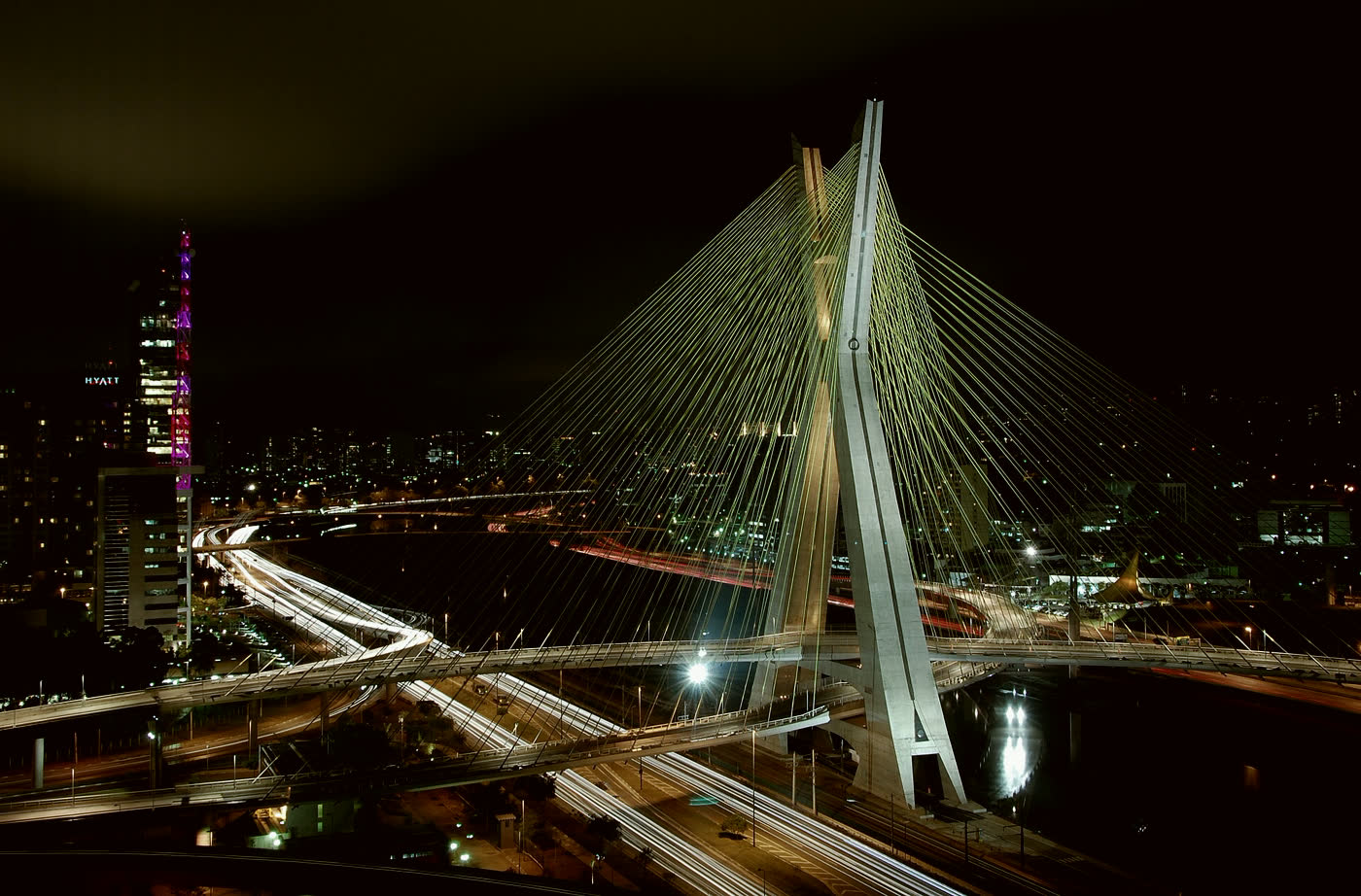Ponte estaiada em São Paulo à noite